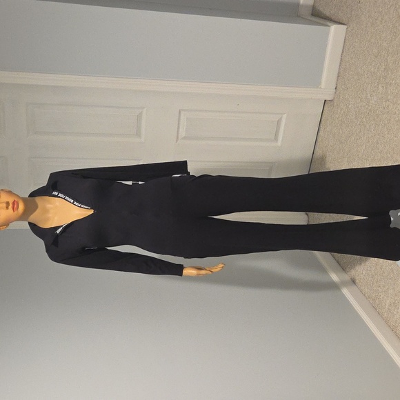 Chic Black Wide-Leg Jumpsuit with Plunging V-Neck - Picture 7 of 12